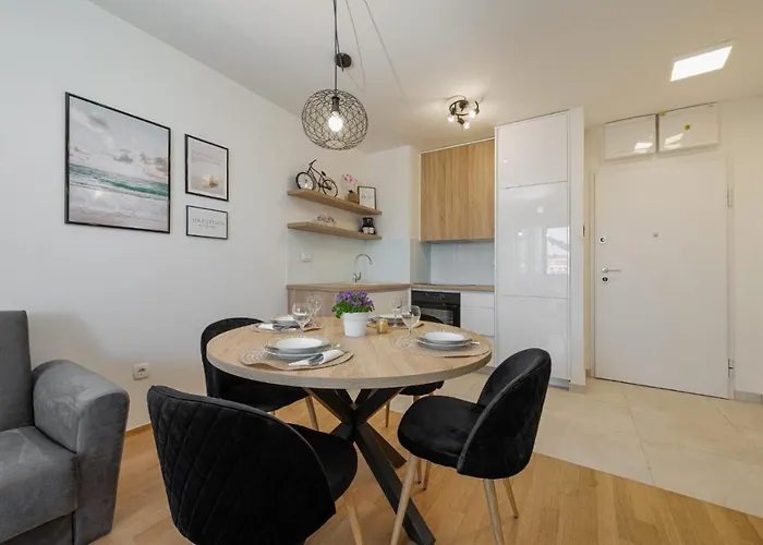 Lovely Apartment Zadar - With Parking And Balcony