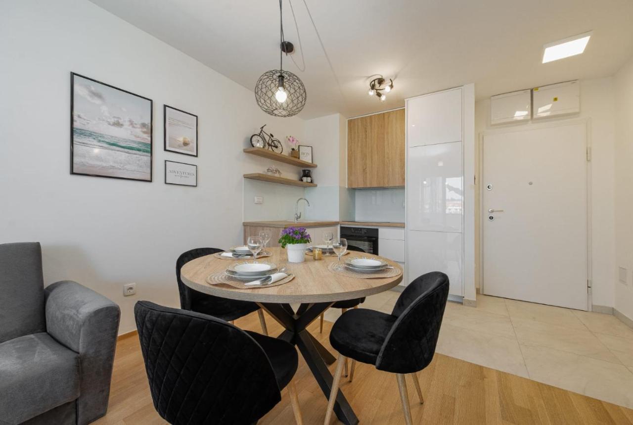 Lovely - With Parking And Balcony Apartment *